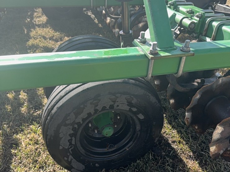 summers-40’-supercoulter-plus-vertical-tillage,-equipped-with-summer’s-heavy-duty-3-bar-harrows-and-rolling-baskets-image-14
