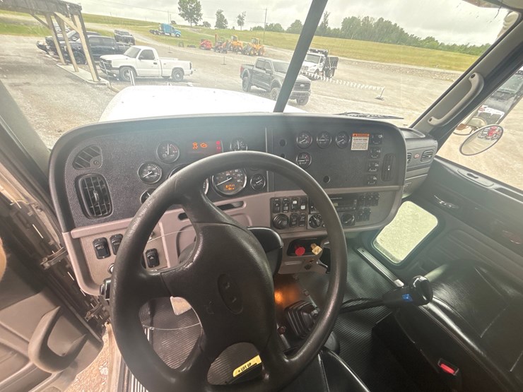 2013-peterbilt-367-image-14