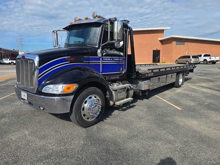 2022-peterbilt-337-image-3