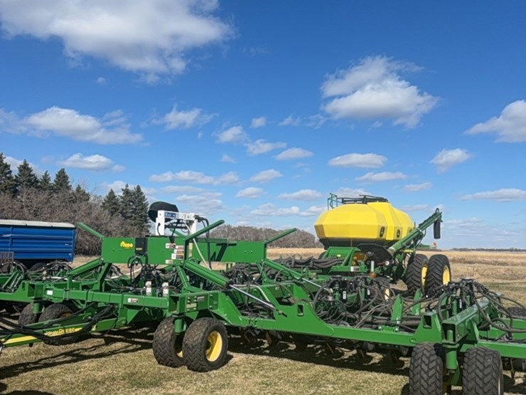 2000-john-deere-1910-image-97