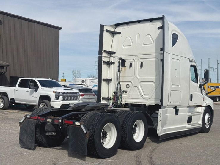 2022-freightliner-cascadia-126-image-2
