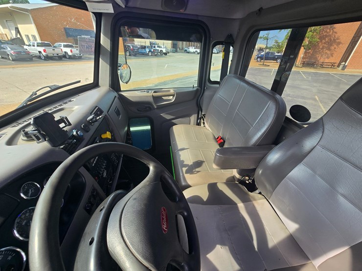 2022-peterbilt-337-image-67