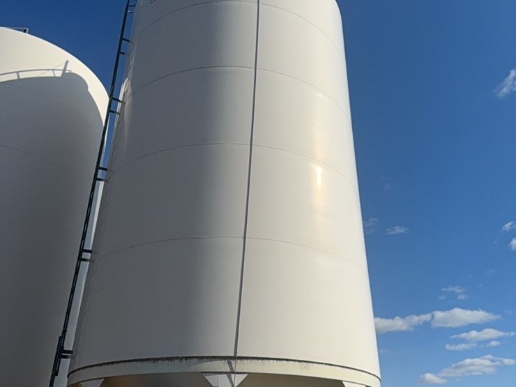meridian-5000-bushel-hopper-bin-with-fan,-this-bin-is-designed-for-fertilizer,-however-it-has-never-had-fertilizer-in-it.-grain-only.-excellent-shape.-image-4