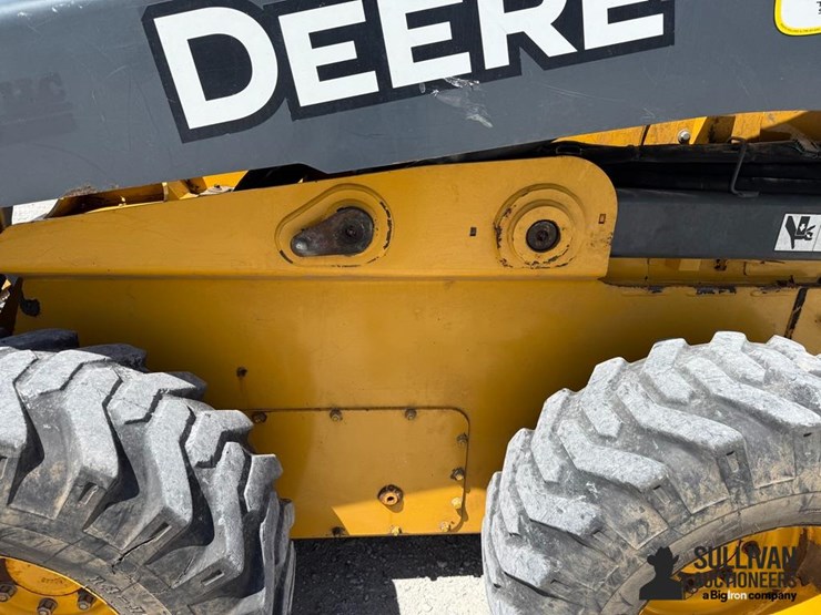 2017-deere-330g-image-18