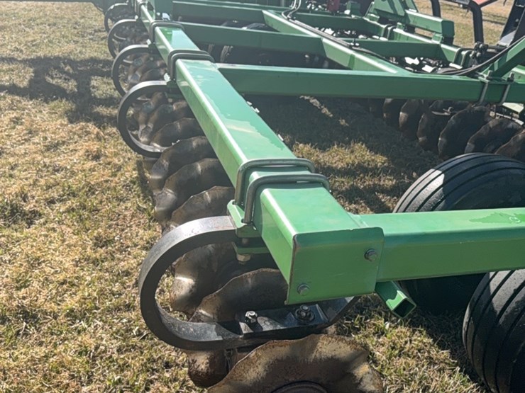 summers-40’-supercoulter-plus-vertical-tillage,-equipped-with-summer’s-heavy-duty-3-bar-harrows-and-rolling-baskets-image-10