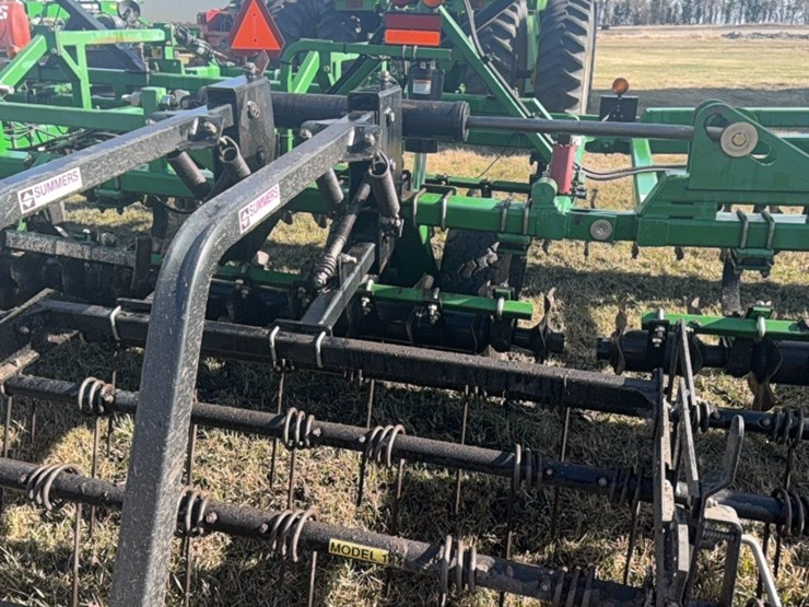 summers-40’-supercoulter-plus-vertical-tillage,-equipped-with-summer’s-heavy-duty-3-bar-harrows-and-rolling-baskets-image-34