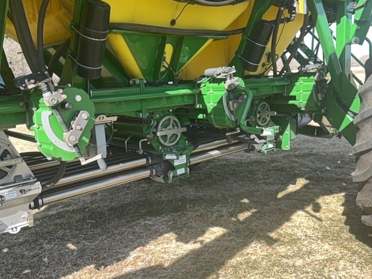 2000-john-deere-1910-image-107