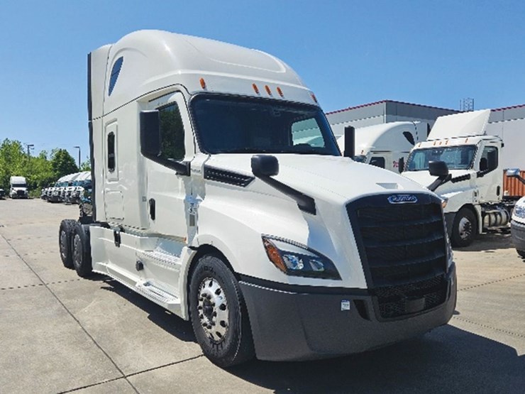 2020-freightliner-cascadia-126-image-1