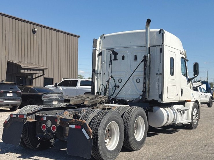 2020-freightliner-cascadia-126-image-2