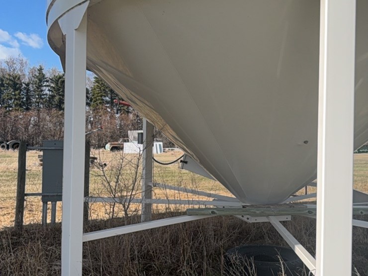 meridian-5000-bushel-hopper-bin-with-fan,-this-bin-is-designed-for-fertalizer,-however-it-has-never-had-fertilizer-in-it.-grain-only.-excellent-condition-image-8