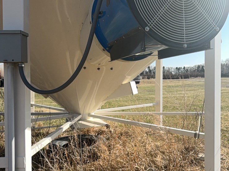 meridian-5000-bushel-hopper-bin-with-fan,-this-bin-is-designed-for-fertilizer,-however-it-has-never-had-fertilizer-in-it.-grain-only.-excellent-shape.-image-13