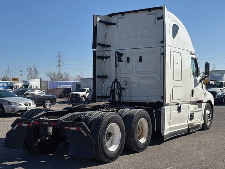 2022-freightliner-cascadia-126-image-2