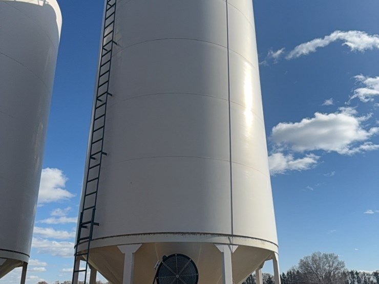 meridian-5000-bushel-hopper-bin-with-fan,-this-bin-is-designed-for-fertilizer,-however-it-has-never-had-fertilizer-in-it.-grain-only.-excellent-shape.-image-1