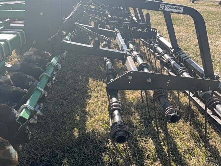 summers-40’-supercoulter-plus-vertical-tillage,-equipped-with-summer’s-heavy-duty-3-bar-harrows-and-rolling-baskets-image-18
