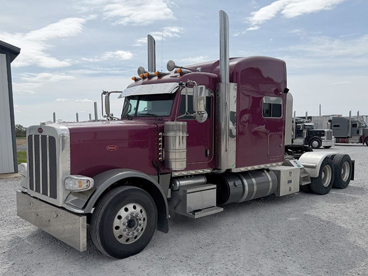 2021-peterbilt-389-image-1