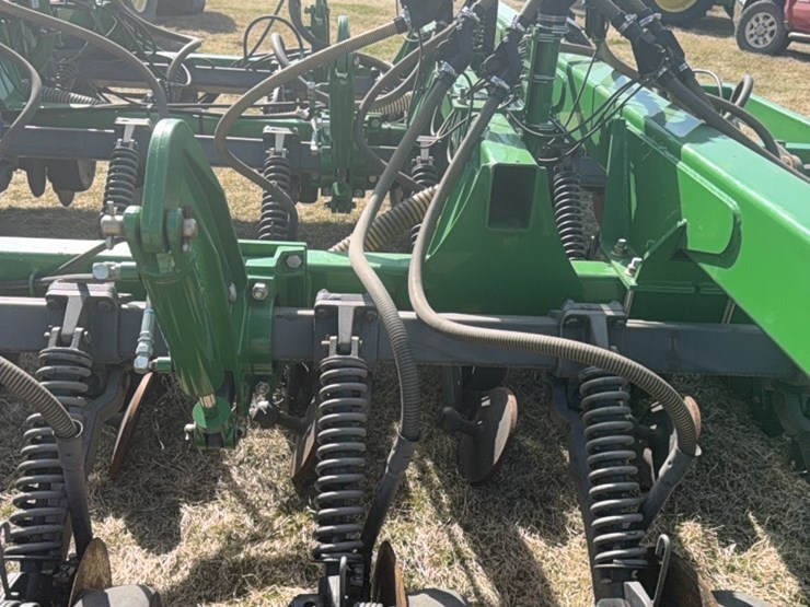 2000-john-deere-1910-image-28