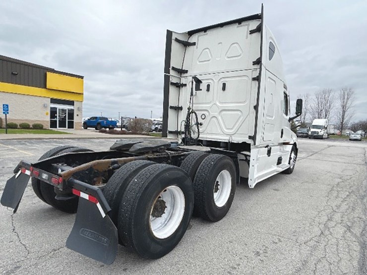 2020-freightliner-cascadia-126-image-2