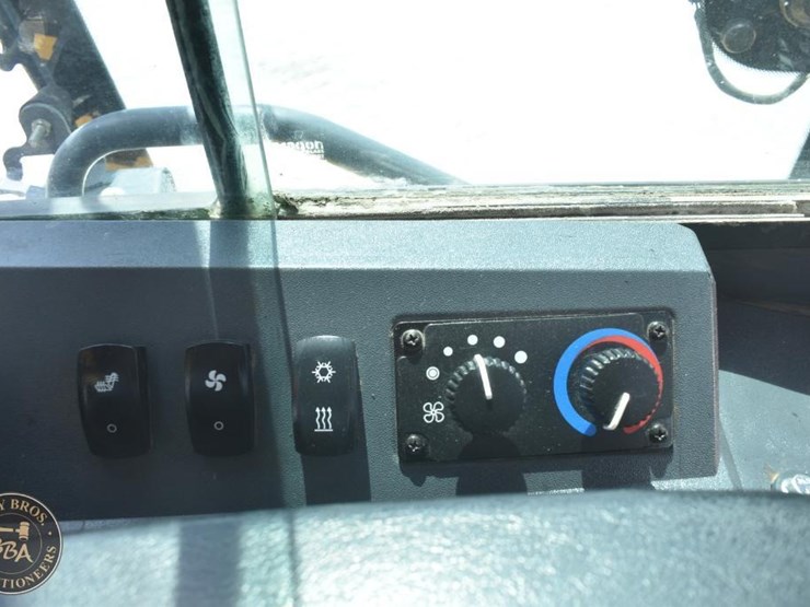2022-deere-650k-lgp-image-75