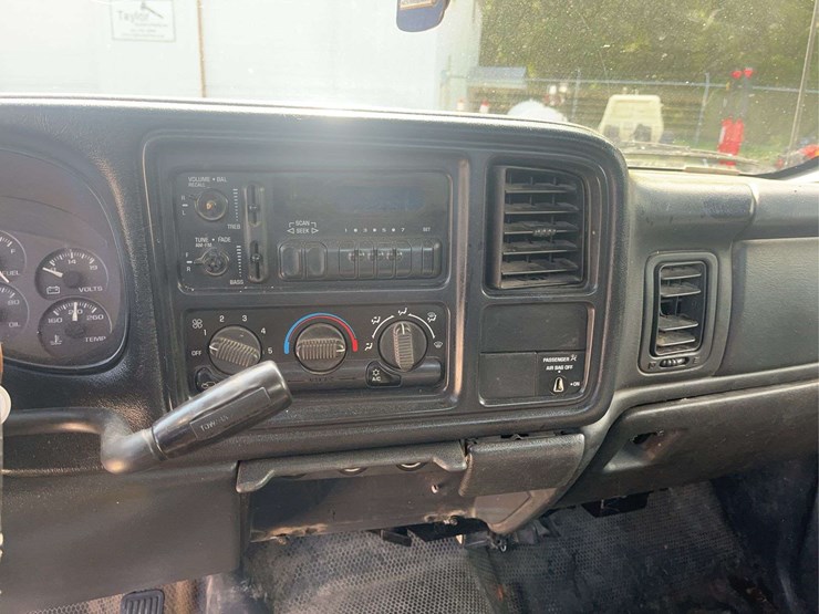 2002-chevrolet-silverado-2500-image-17