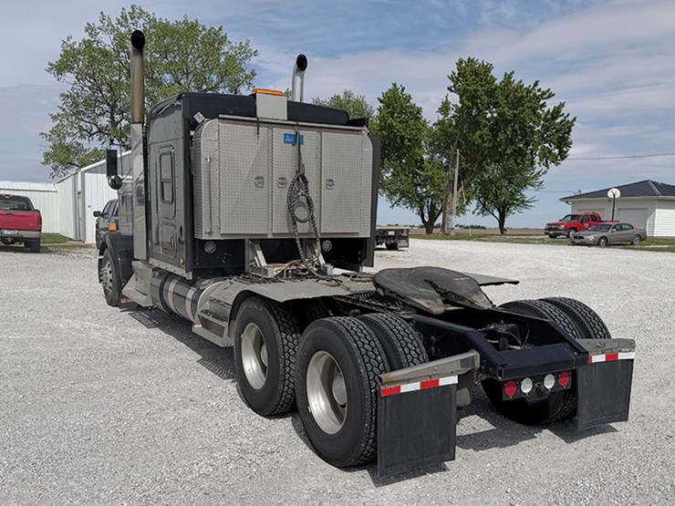 2023-kenworth-w900l-image-3
