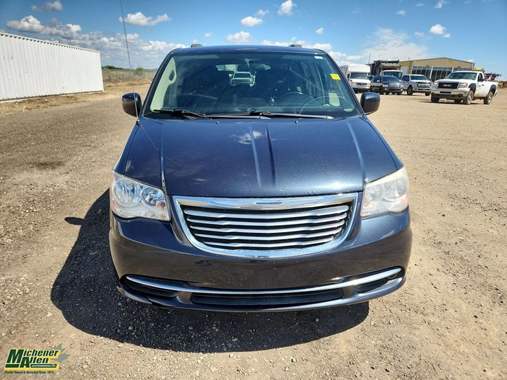 2014-chrysler-town-&-country-image-10