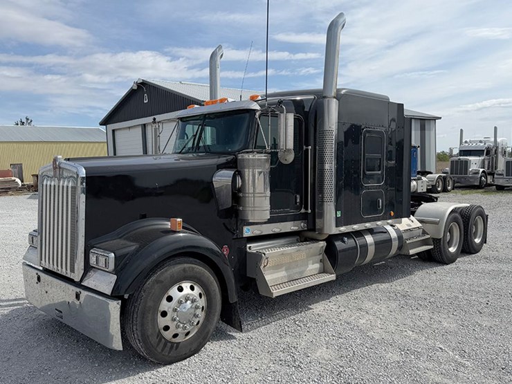2023-kenworth-w900l-image-2