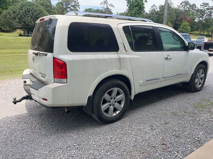 2011-nissan-armada-image-5