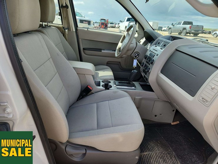 2011-ford-escape-image-16