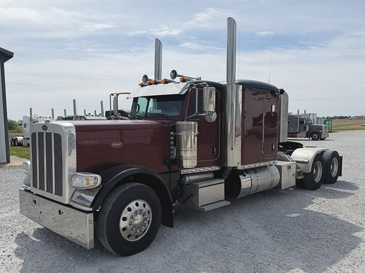 2022-peterbilt-389-image-1