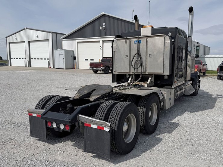 2023-kenworth-w900l-image-4