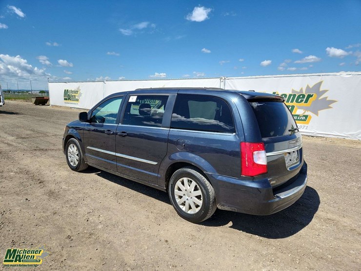 2014-chrysler-town-&-country-image-3