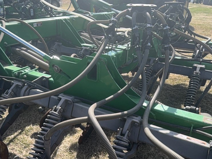 2000-john-deere-1910-image-33