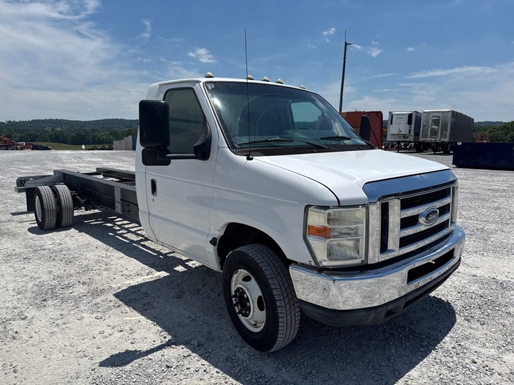 2011-ford-e450-image-2