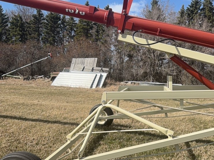10-x-70-farmking-auger-with-swing-out-mechanical-drive-hopper￼-image-21
