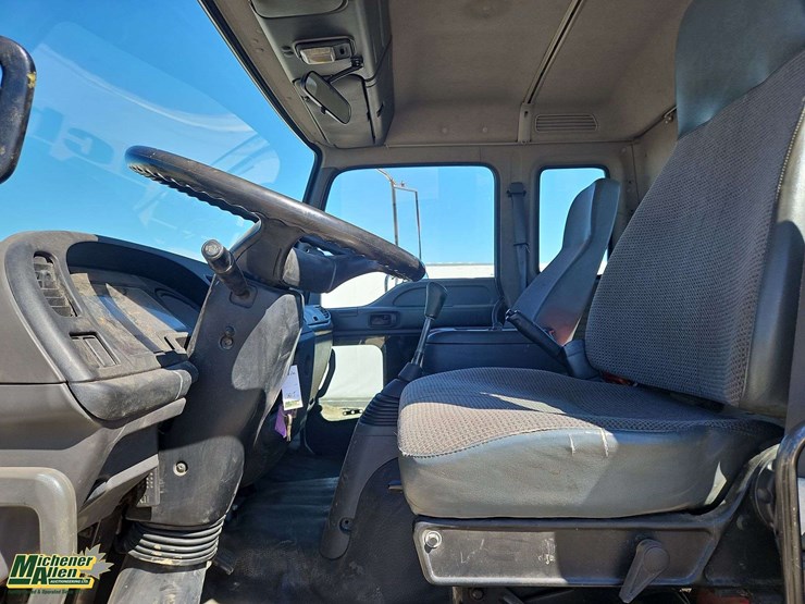 2001-gmc-t7500-image-21