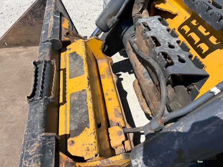 2017-deere-330g-image-12