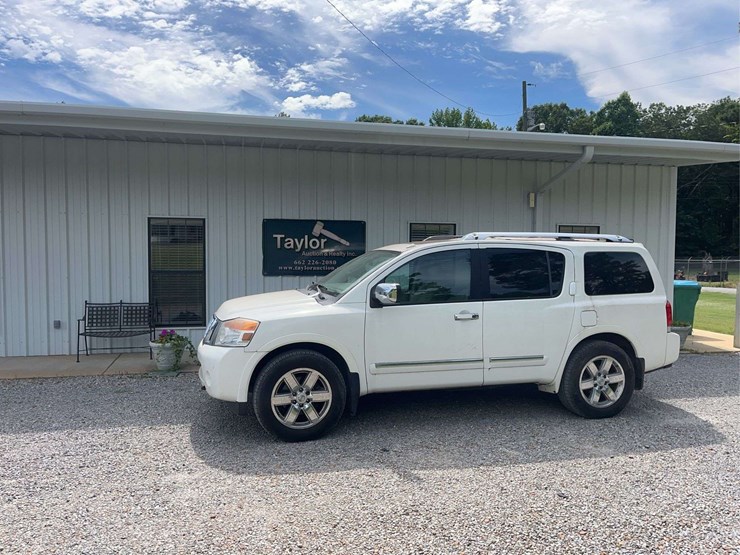 2011-nissan-armada-image-1