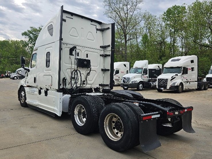 2020-freightliner-cascadia-126-image-2