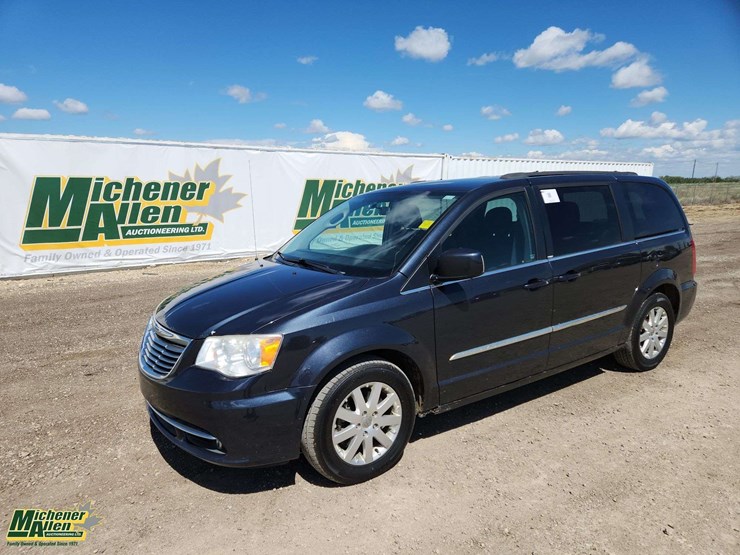 2014-chrysler-town-&-country-image-1