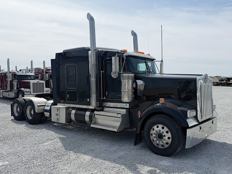 2023-kenworth-w900l-image-1