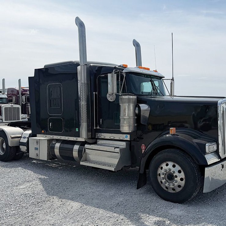 2023 KENWORTH W900L
