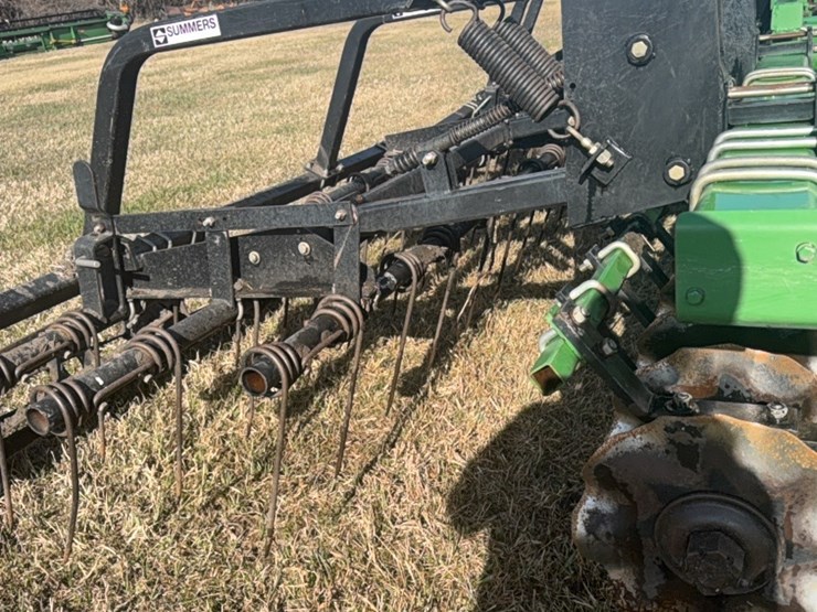 summers-40’-supercoulter-plus-vertical-tillage,-equipped-with-summer’s-heavy-duty-3-bar-harrows-and-rolling-baskets-image-44