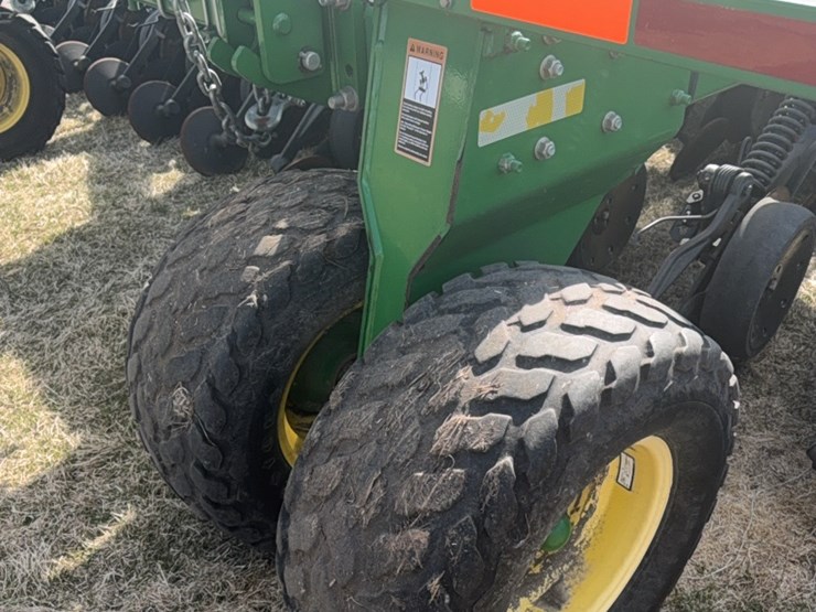 2000-john-deere-1910-image-41