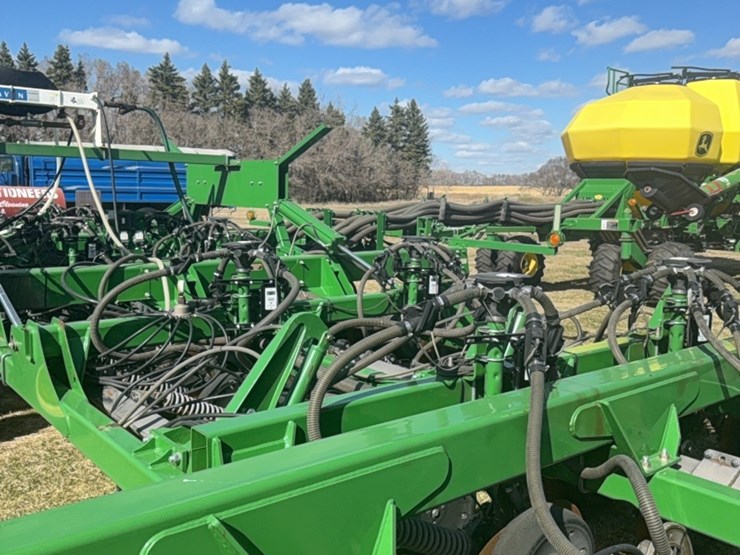 2000-john-deere-1910-image-67