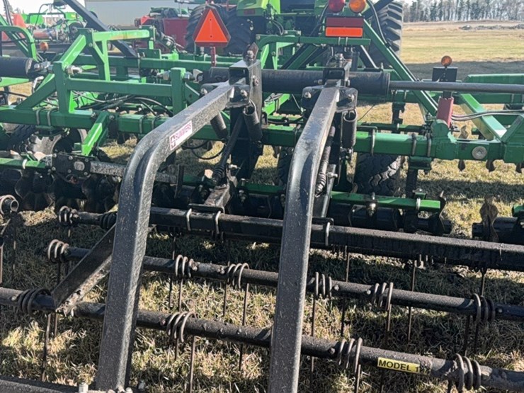 summers-40’-supercoulter-plus-vertical-tillage,-equipped-with-summer’s-heavy-duty-3-bar-harrows-and-rolling-baskets-image-33