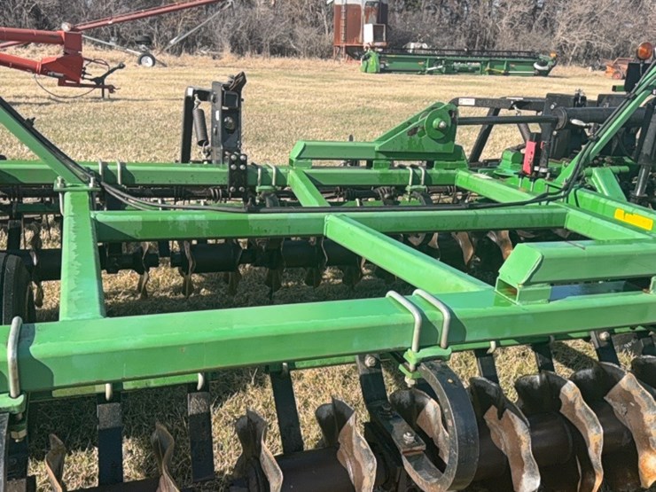 summers-40’-supercoulter-plus-vertical-tillage,-equipped-with-summer’s-heavy-duty-3-bar-harrows-and-rolling-baskets-image-52