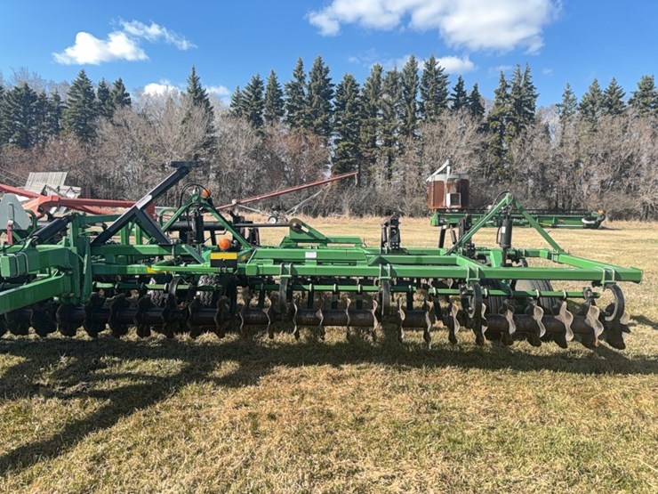 summers-40’-supercoulter-plus-vertical-tillage,-equipped-with-summer’s-heavy-duty-3-bar-harrows-and-rolling-baskets-image-4