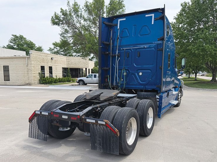 2021-freightliner-cascadia-126-image-2
