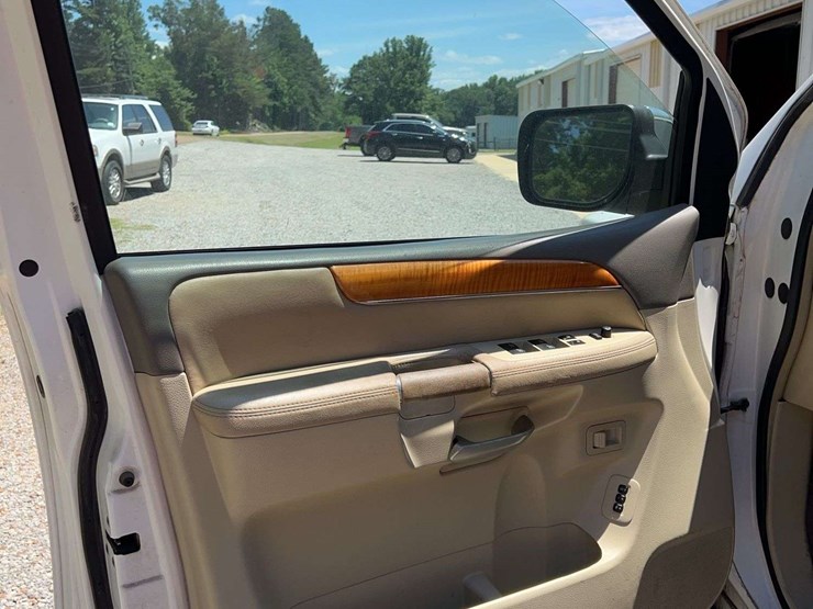 2010-infiniti-qx56-image-26