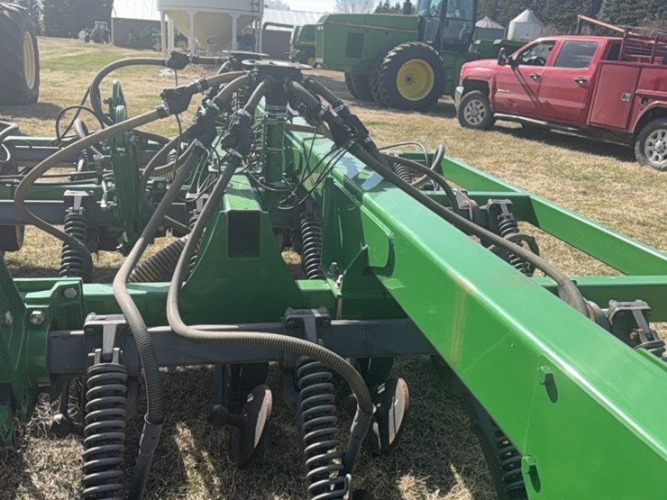 2000-john-deere-1910-image-27